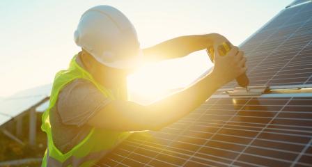 Homem instalando energia solar fotovoltaica.